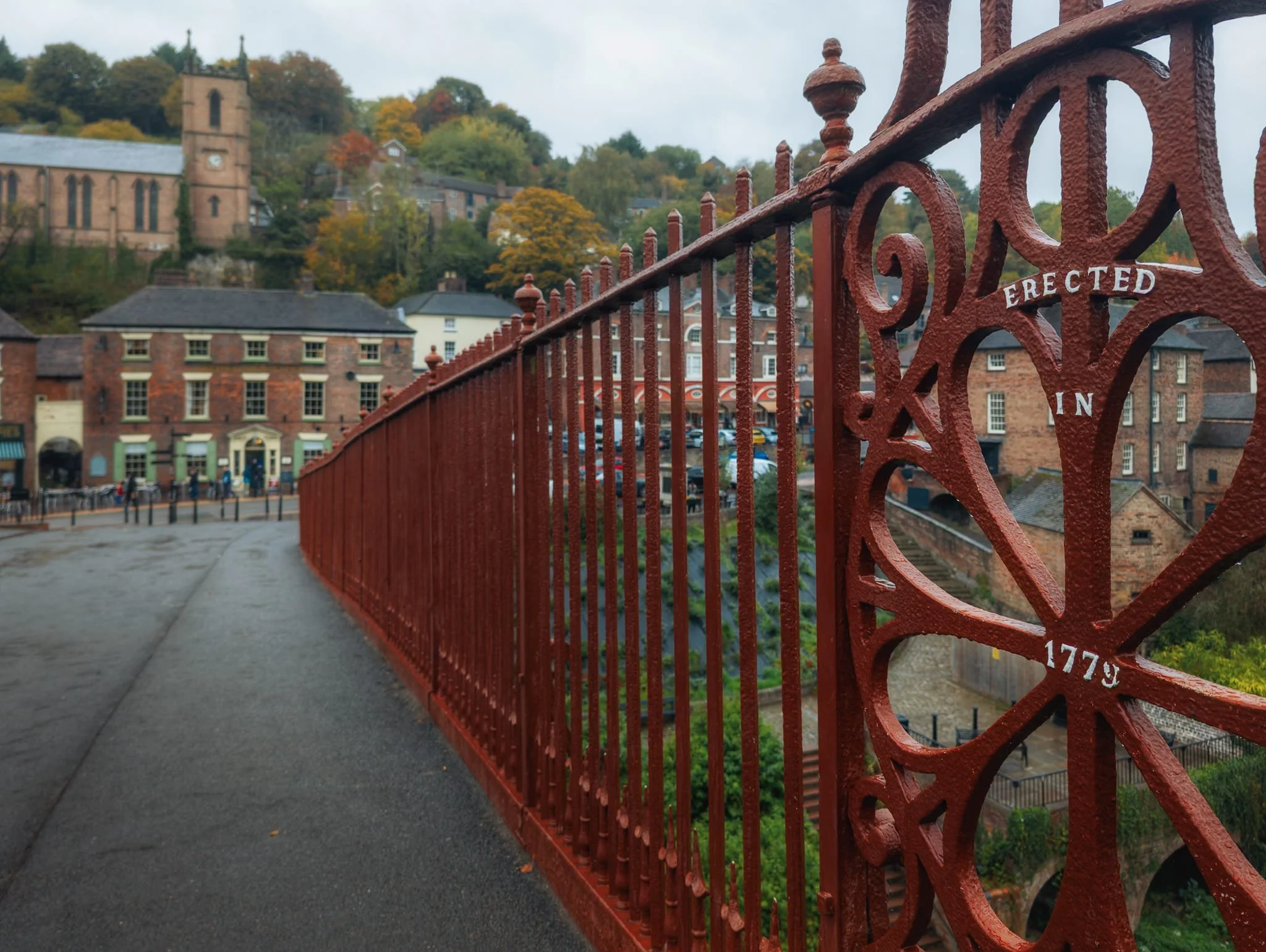 On the bridge I tried to feature the beautiful wrought iron work on the bridge, using the railing as a leading line towards the village. It’s had some restoration work done over the centuries, of course, with the most recent in 2018 that also restored the original red colour of the bridge.