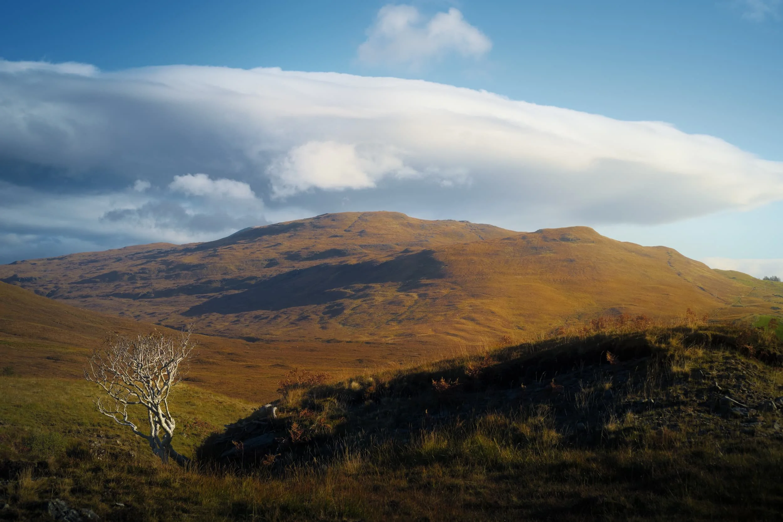 We couldn’t have asked for better conditions as we began our hike from the layby at Kirkibost. Here, a long lenticular cloud hovers above Nead an Fhìor-eòin (334 m/1,095 ft).