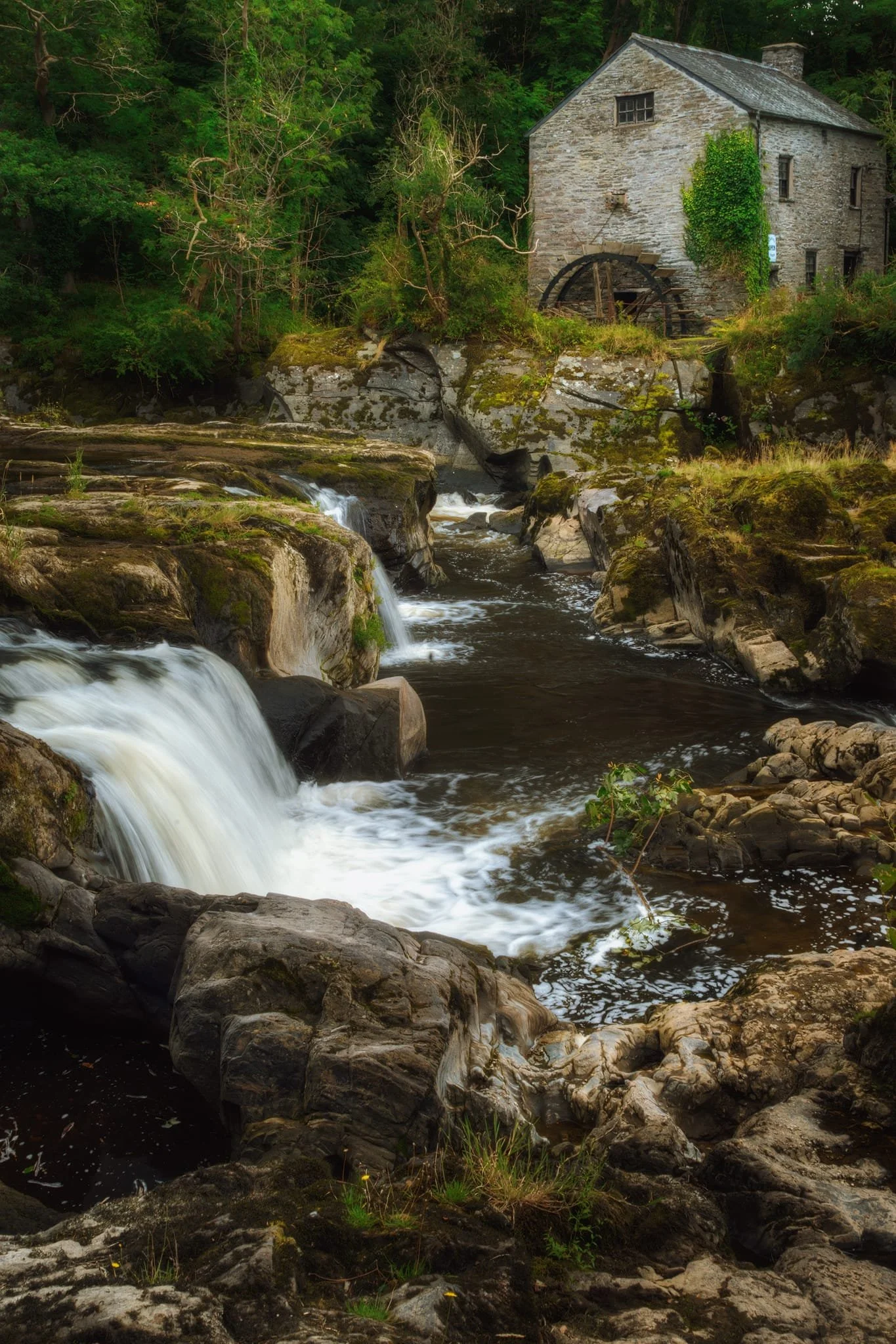 The mill, standing proud here but no longer in use, was once powered by a leat that drew water from behind the falls during the 19th and early 20th centuries. It made for a pleasing and timeless composition.