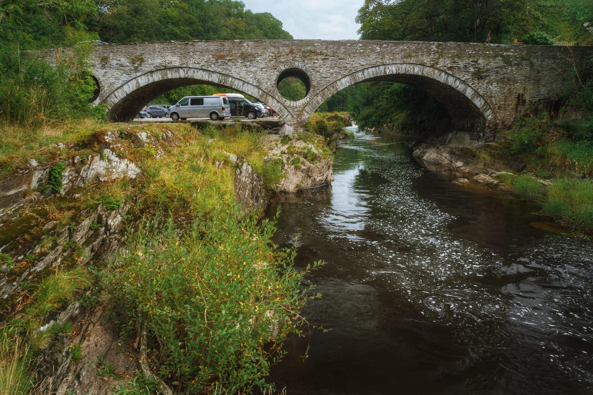 The beautiful Cenarth Bridge, unfortunately somewhat spoiled by all the parking that’s allowed right next to it. It was built in the late 1700s. The holes, designed to reduce the structure’s weight and allow floodwaters to pass through them, serve a crucial function. While the river typically flows only under the southern arch, during floods the Teifi surges through all three arches.