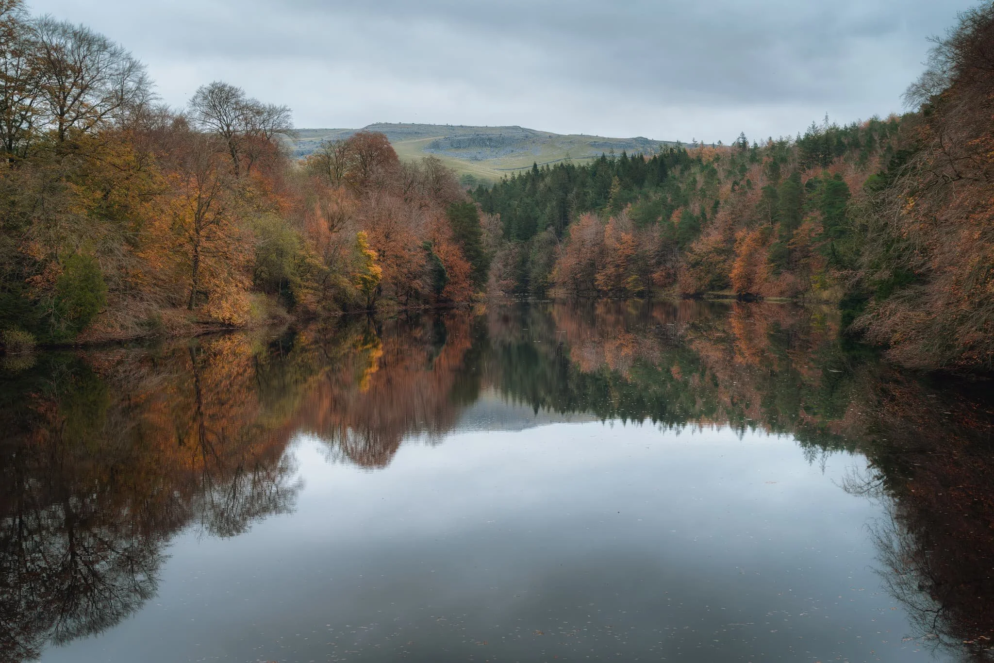Clapham Lake, surrounded by the last of this year’s autumn colours on a lifeless day. Like the waterfall, the lake was constructed by the Farrer family as a dam to hold back the waters of Clapham Beck.
