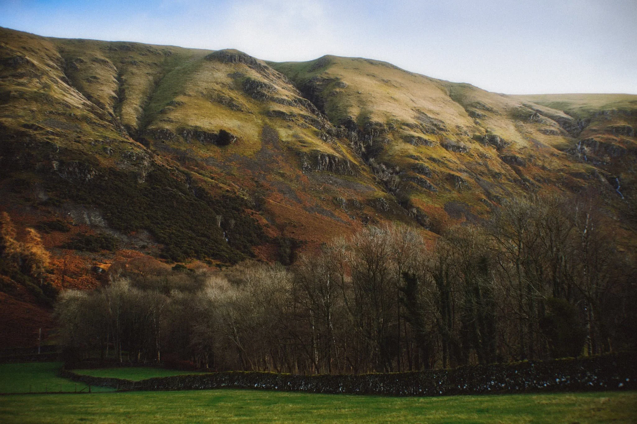 Down St. John’s in the Vale, I kept snapping happily, praying that at least one of the shots rendered sharp. Here, the deep cleft of Beckthorns Gill cuts into various crags of Clough Head.