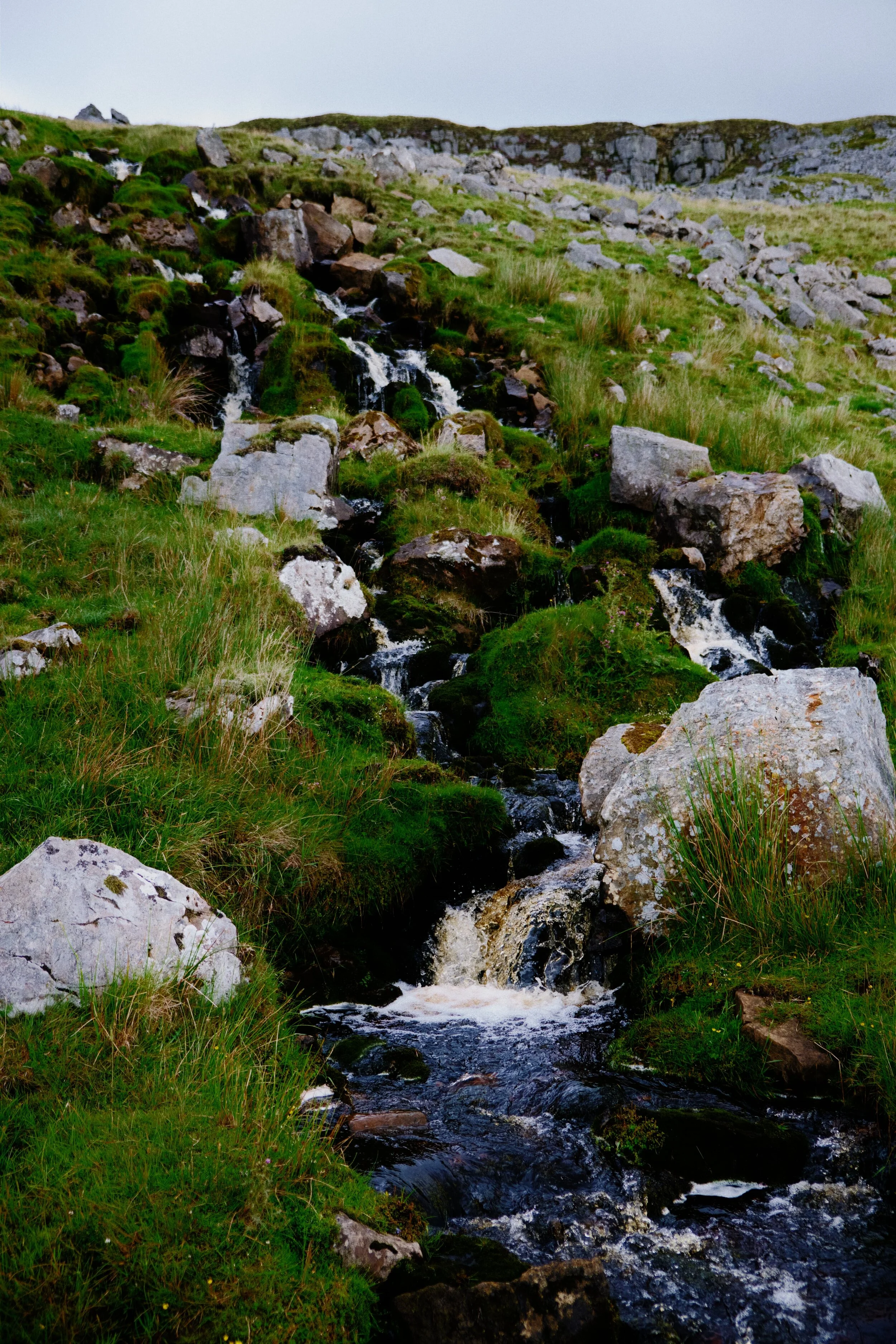 A small cascade tumbles down from Narrowgate Beacon (656 m/2,152 ft), known as Hannah’s Well.