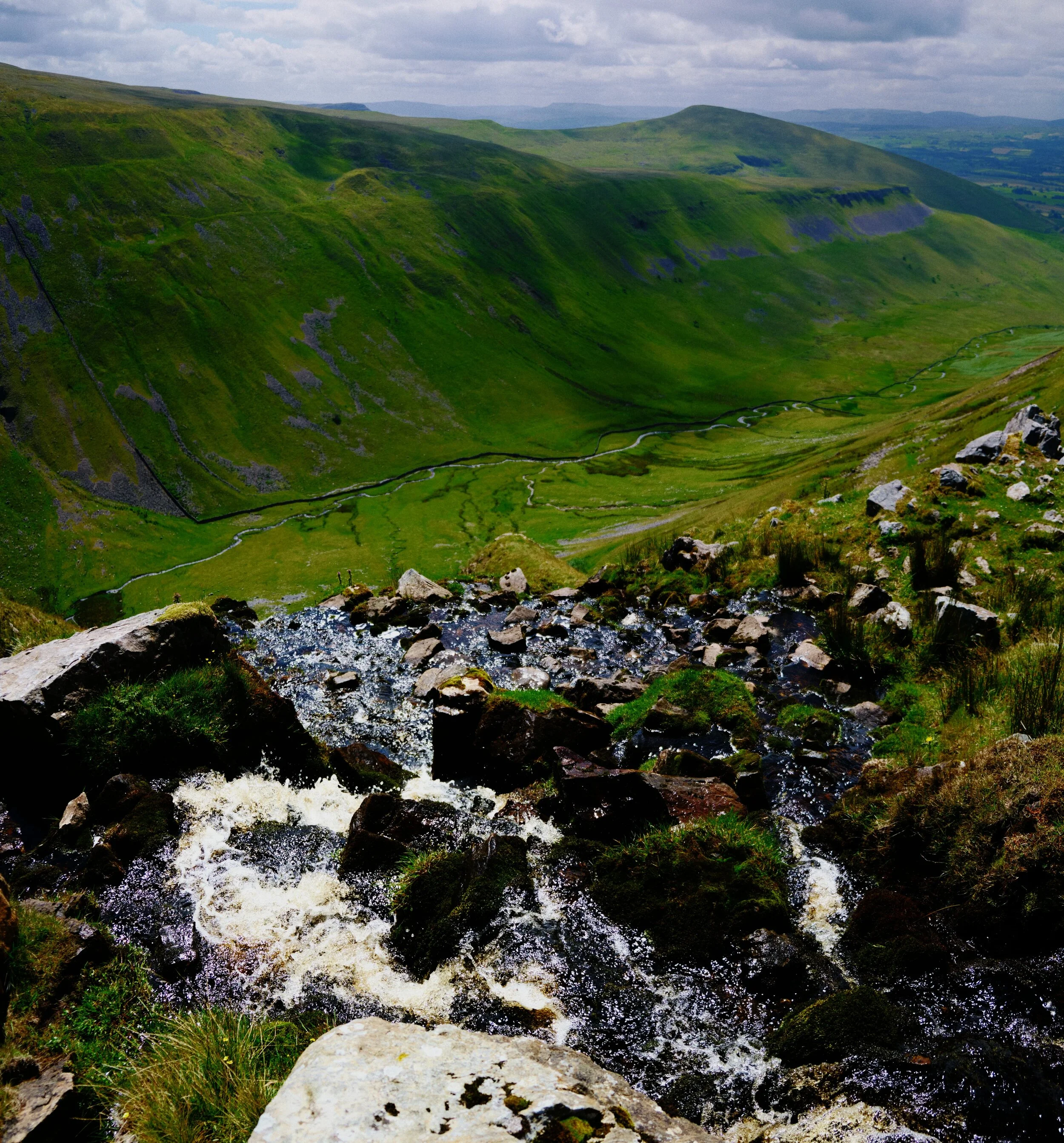 I tip-toed near the edge of the valley where Hannah’s Well tumbles down towards the valley floor as Strands Beck. This image is made up of four landscape frames at 18mm, shot from bottom to top, and later stitched together.