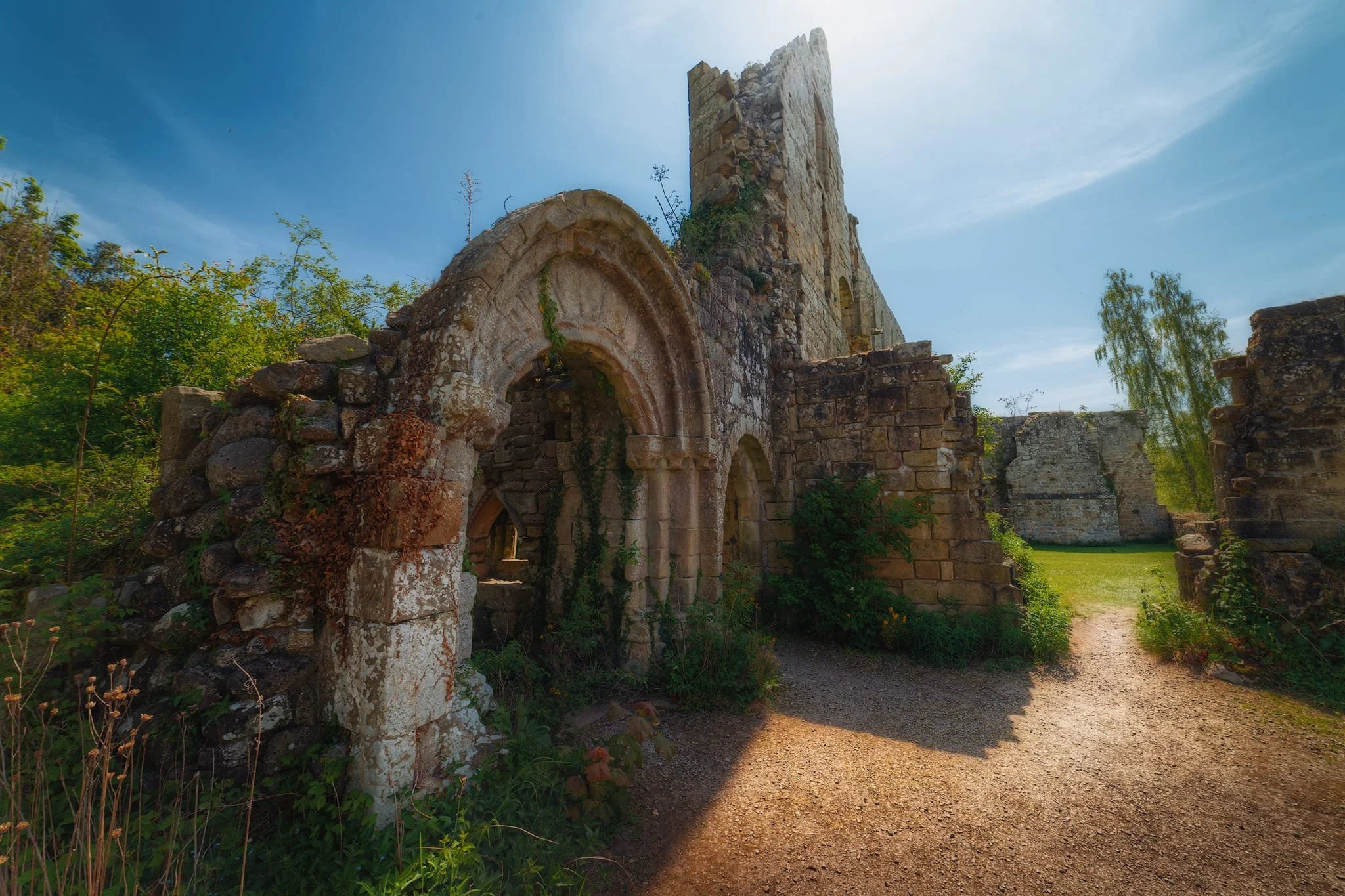 The tallest, most complete part of the ruins is one of the walls of the Cloister. This would’ve been the central element of monastic life. Monks used the cloister for reading, writing, and quiet contemplation. The design allowed natural light to enter, making it an ideal space for manuscript work and study. It also served as a place for communal activities and was integral to the daily routines of monastic life.