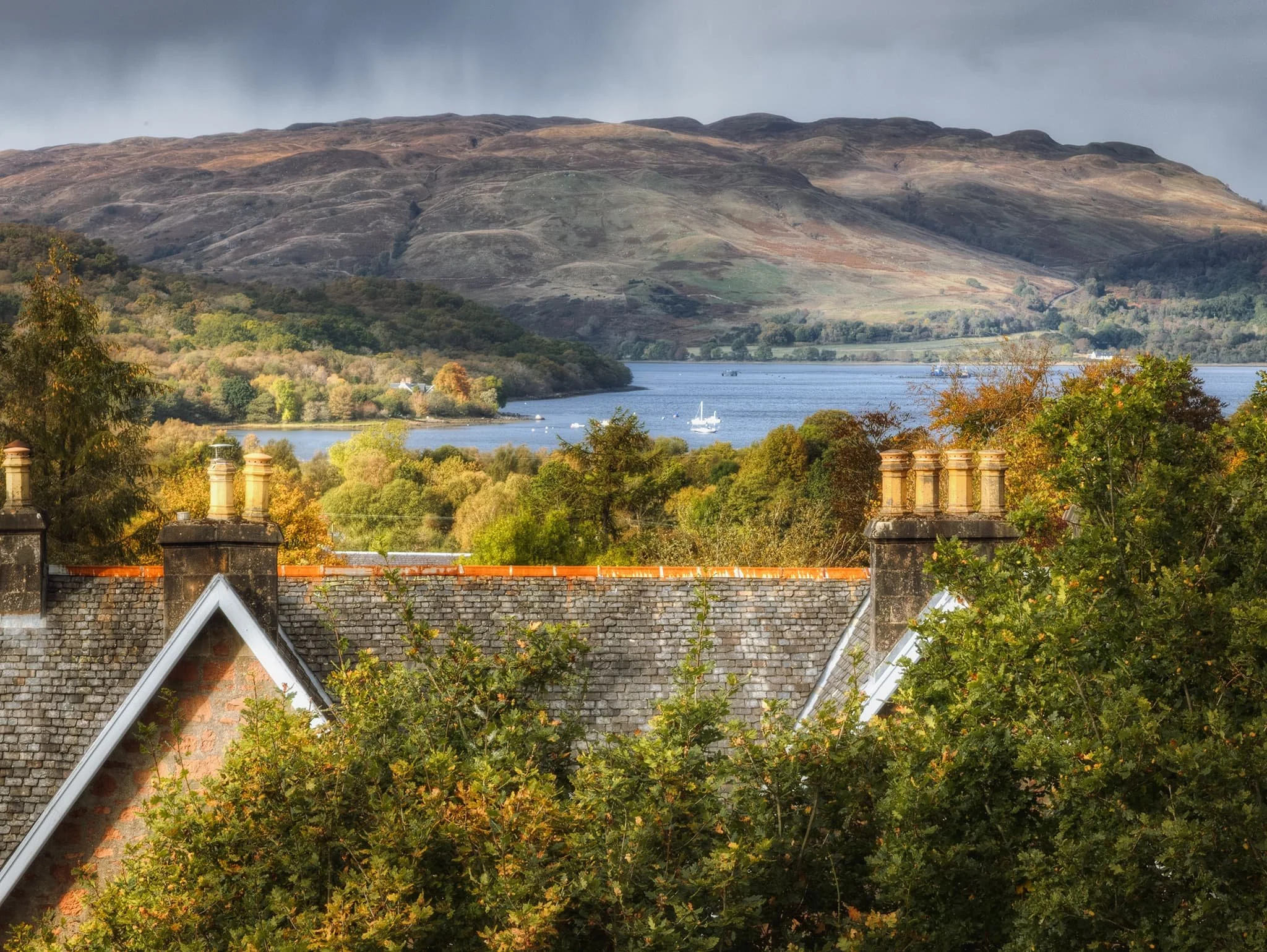 The little drumlin helps you get above the roofs of Taynuilt and capture all the views beyond. This is looking north across Loch Etive towards Beinn Duirinnis ( 556 m/1,824ft).