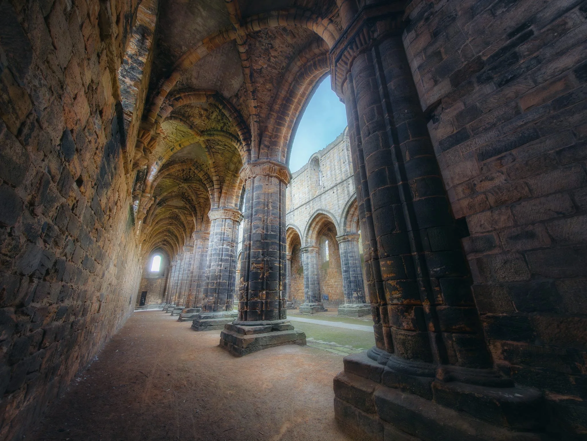 Exploring the nave of the abbey, again showing the Gothic style ribbed vaulting overhead.