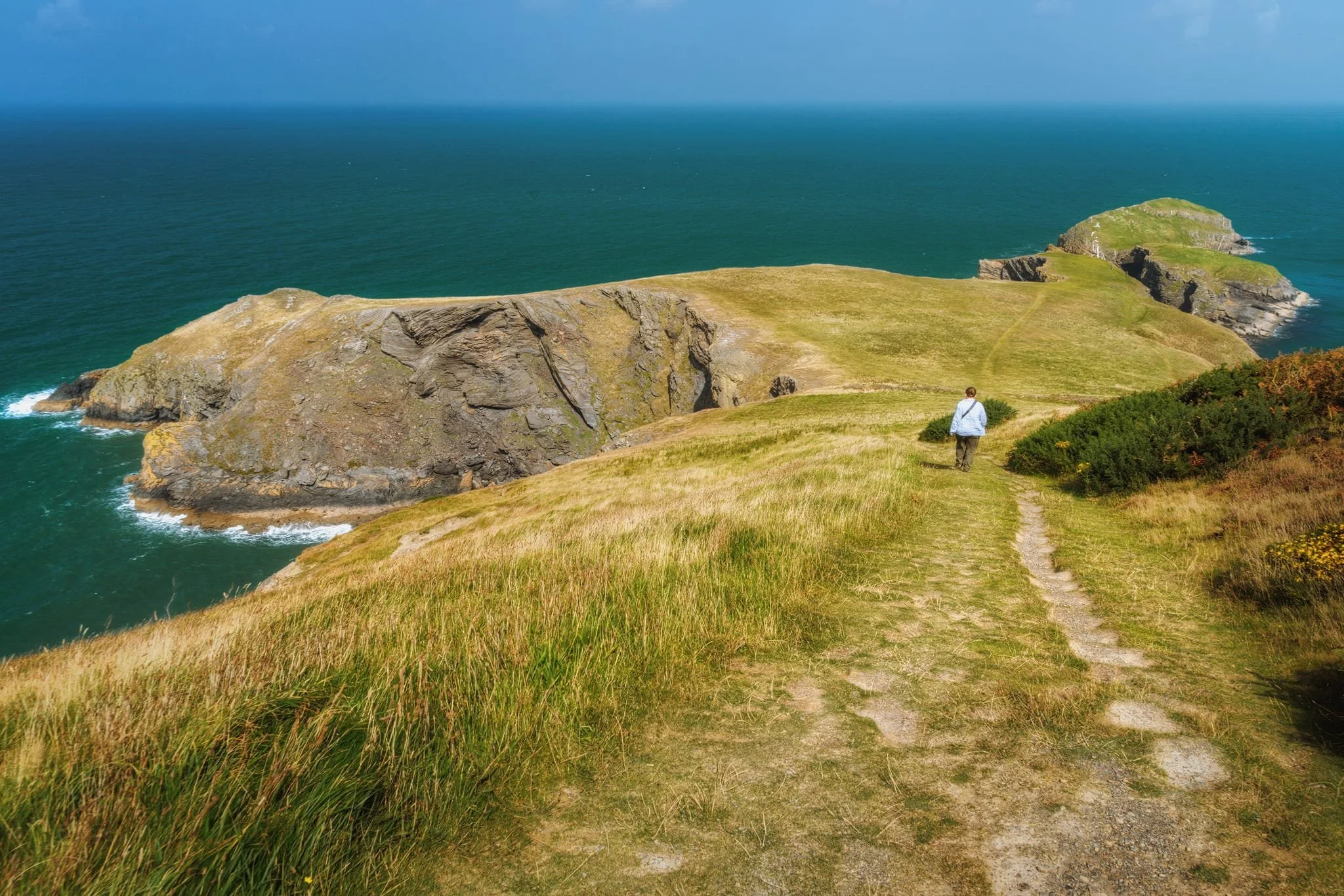 After a rather steep pull up the vertiginous trail, it finally descended down towards the Ynys Lochtyn peninsula. This was what awaited us.