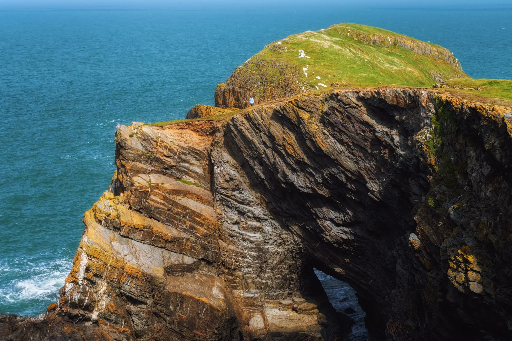 Zooming in long with my 24-240mm allows me to focus on the natural arch and geological unconformities.