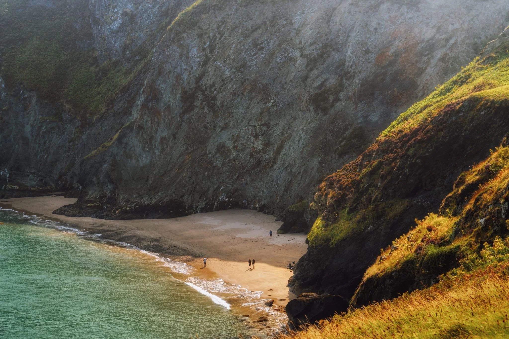 From the eastern cliffs of the peninsula, I zoomed in and down to the beach of Traeth-yr-ynys directly below the sheer cliffs of Pendinaslochdyn . Folk were milling about on the beach; presumably they accessed it via kayak or boat of some nature.