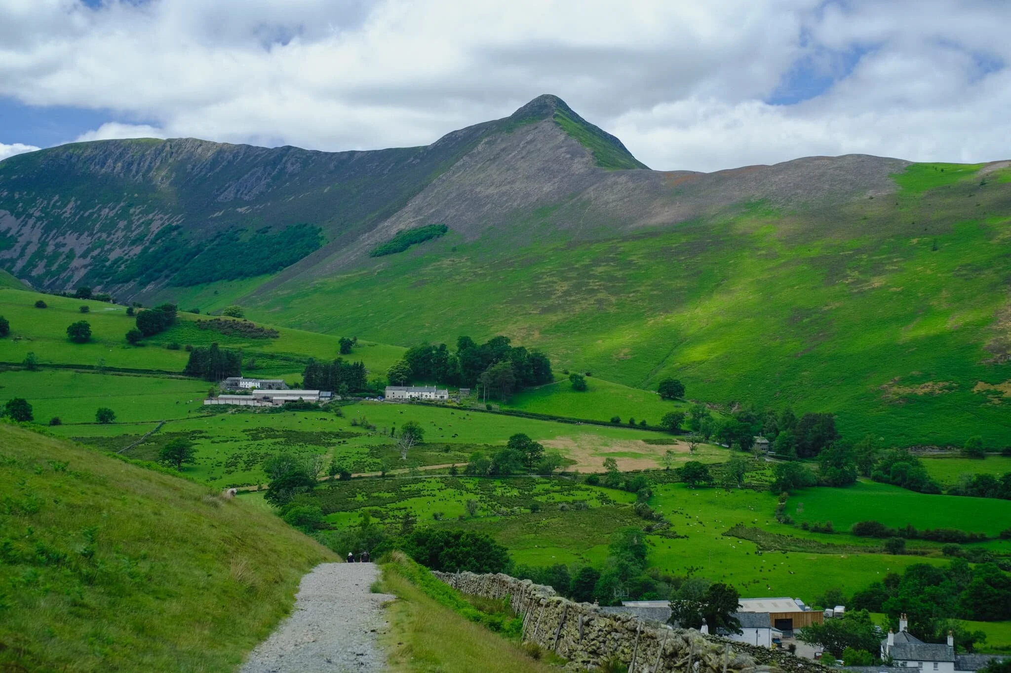 We followed the trail through the old mines and onward towards Little Town. Ahead of us, Ard Crags’ (581 m/1,906 ft) pointy profile is revealed. But what I’m looking for is just around the corner of High Crags…