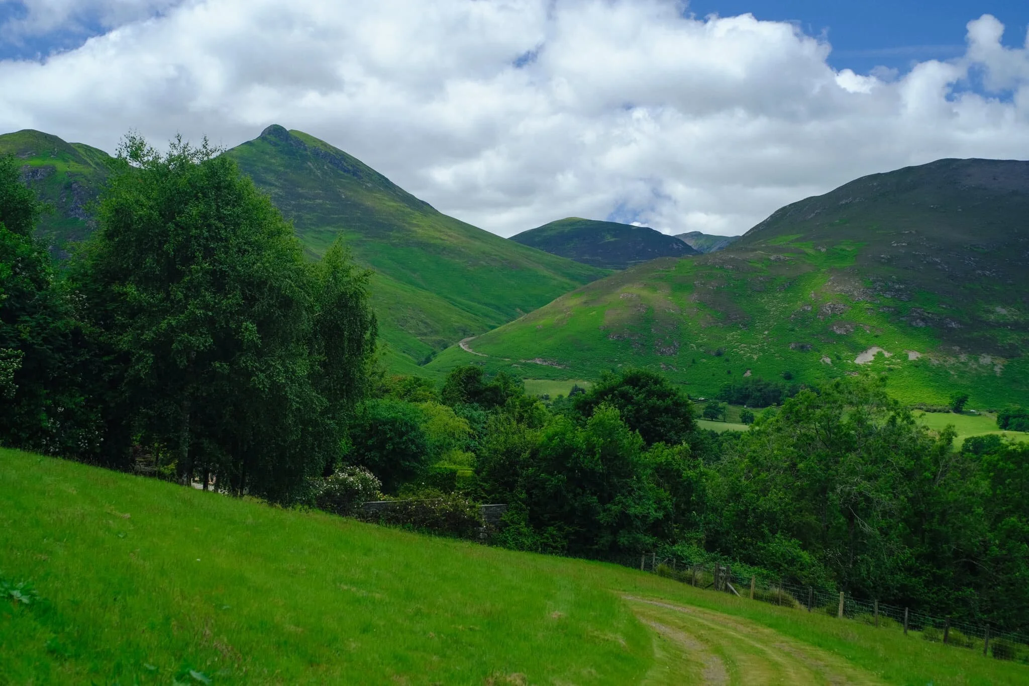 Our journey that day did not involve Catbells, especially with the veritable train of people following the path up to the fell’s summit. Instead we took the minor road around the mountain’s western shoulder, heading towards the Newlands Valley. Already, the views look wonderful.