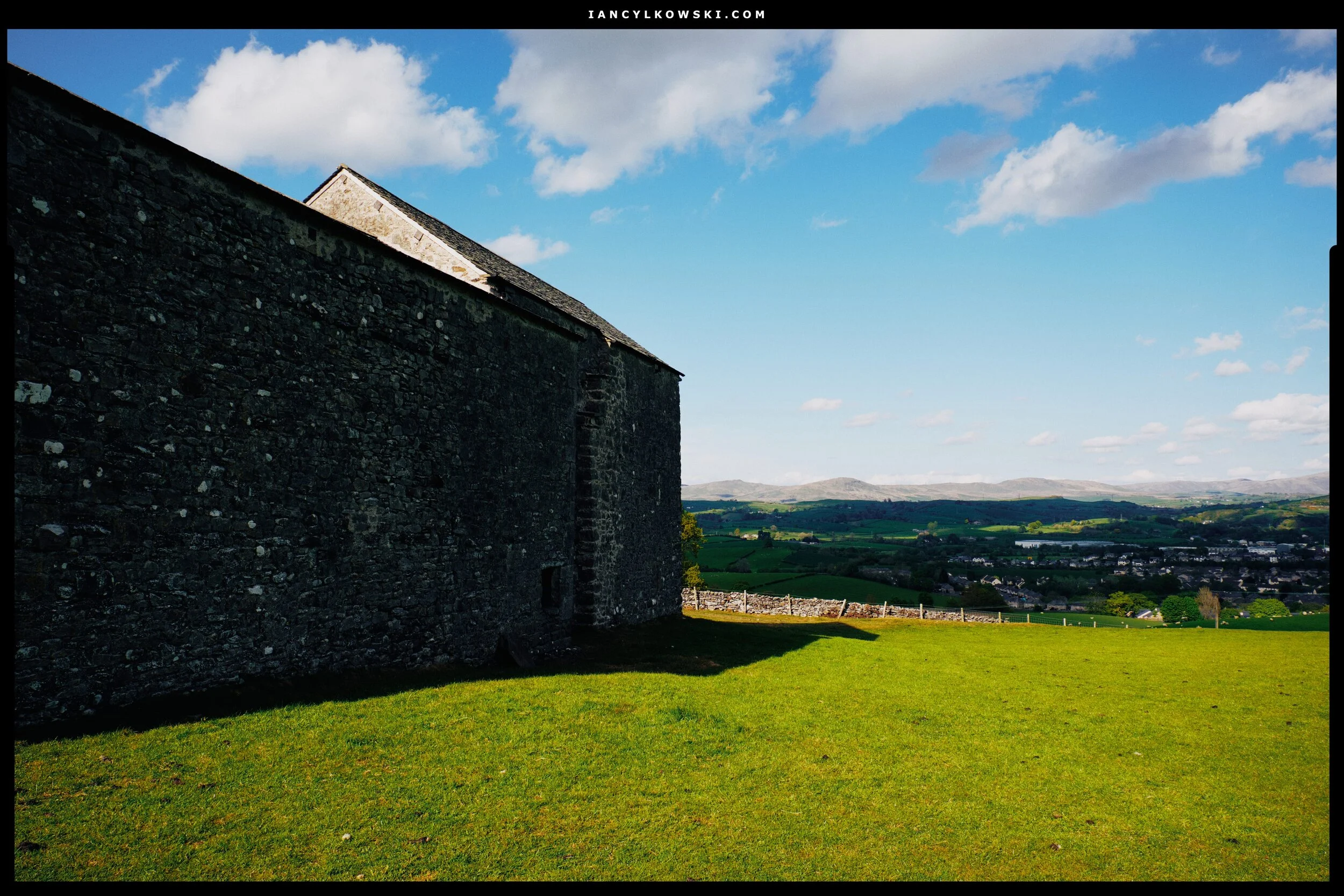This disused barn marks the point in the hike where you turn back on yourself and start climbing up around the shoulder of Helsfell Nab.
