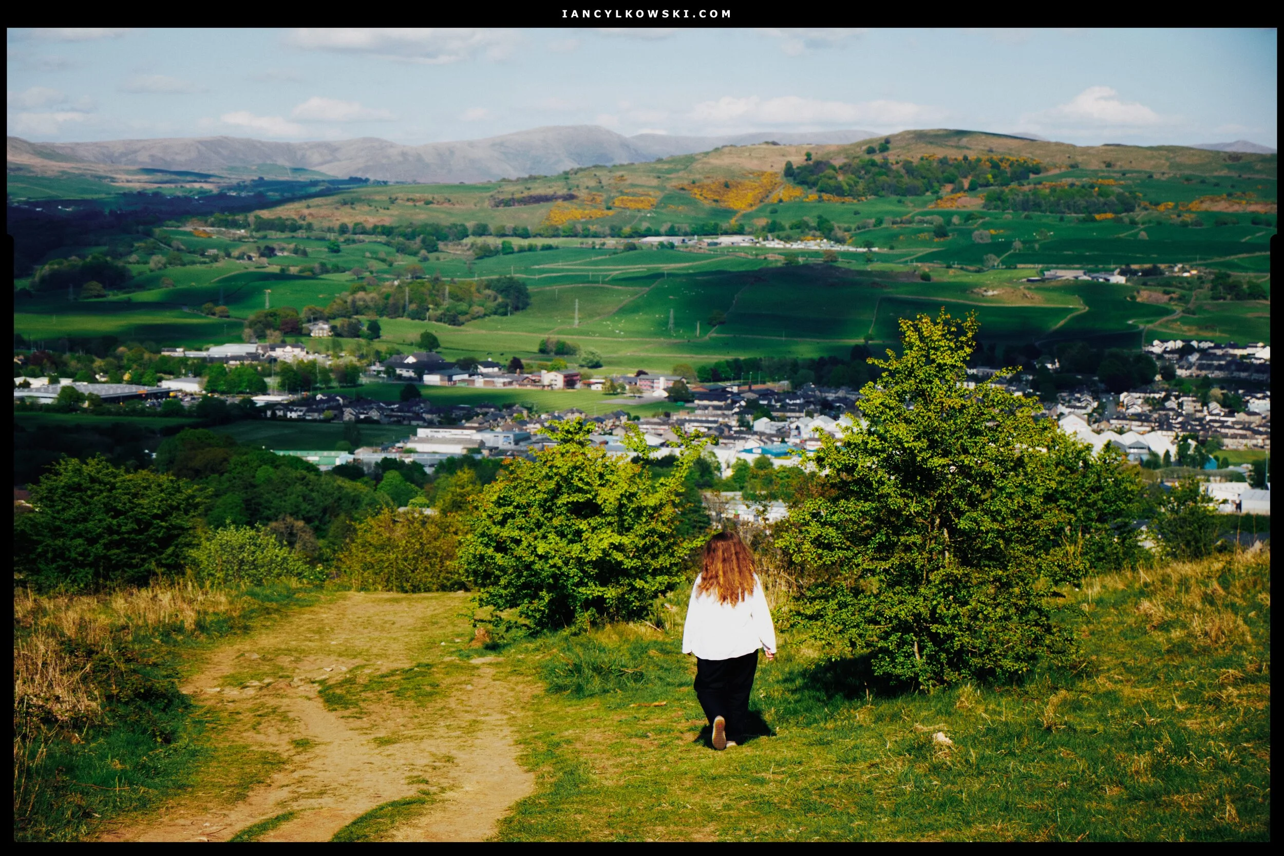 Heading back down from Kendal Fell, with Benson Knott to the right and the Howgills in the distance.