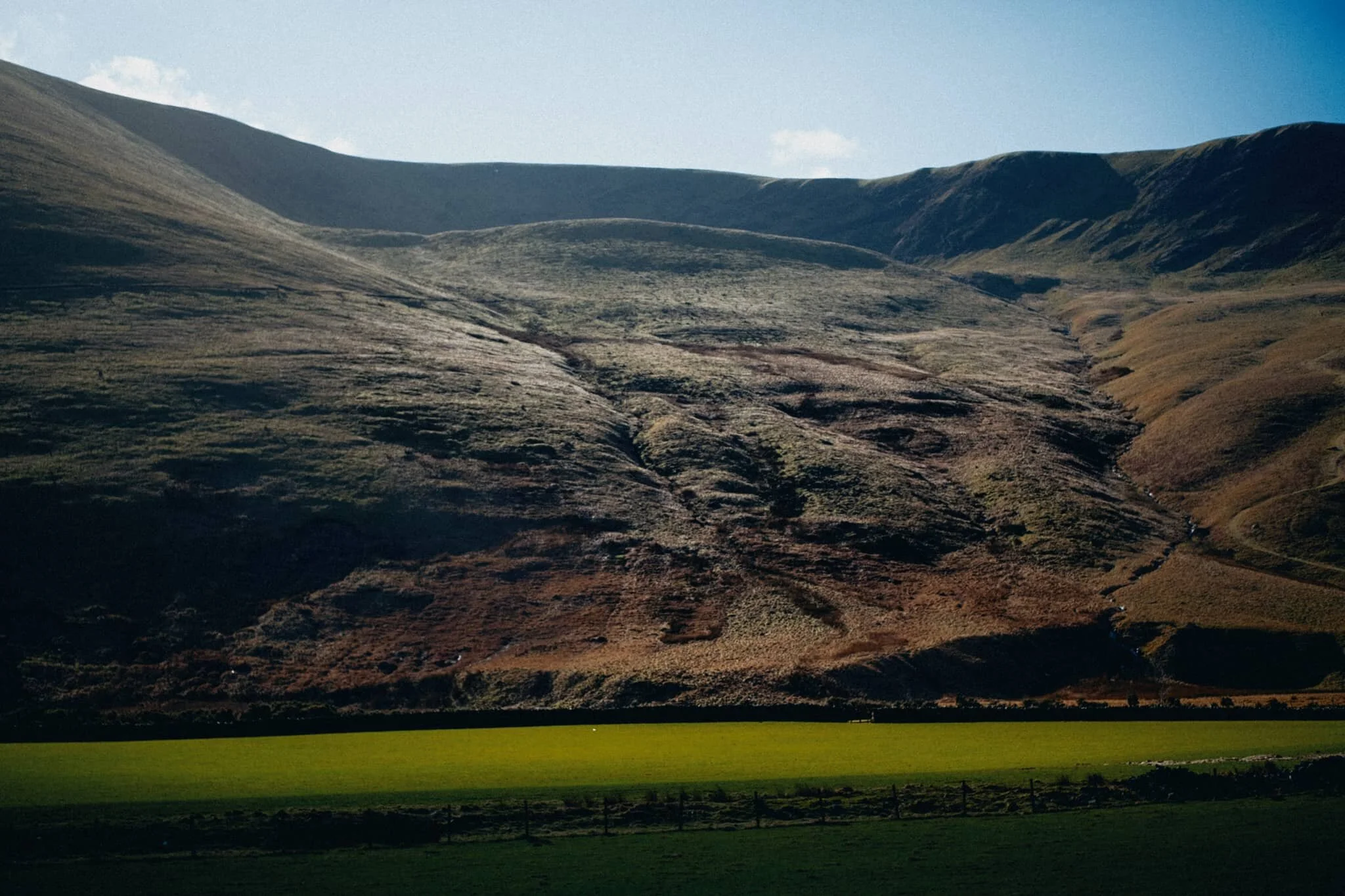 A composition shot across the valley towards Mosedale’s southern flank. Hidden by the “lip” near top-centre is Bowscale Tarn.