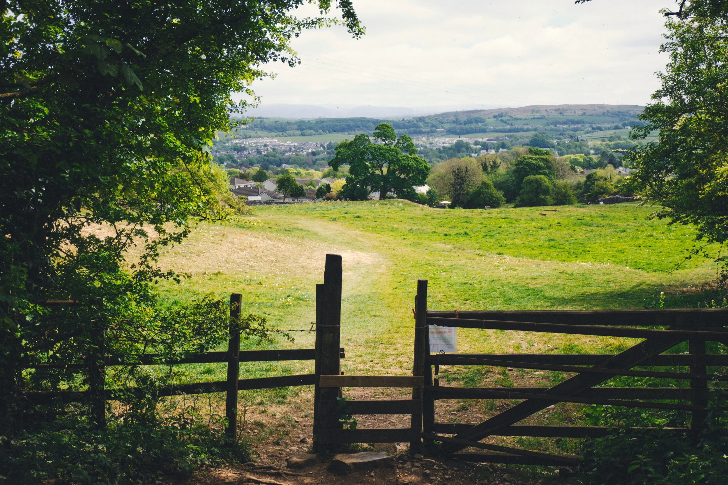 Over the stile and out to Stainbank Green.