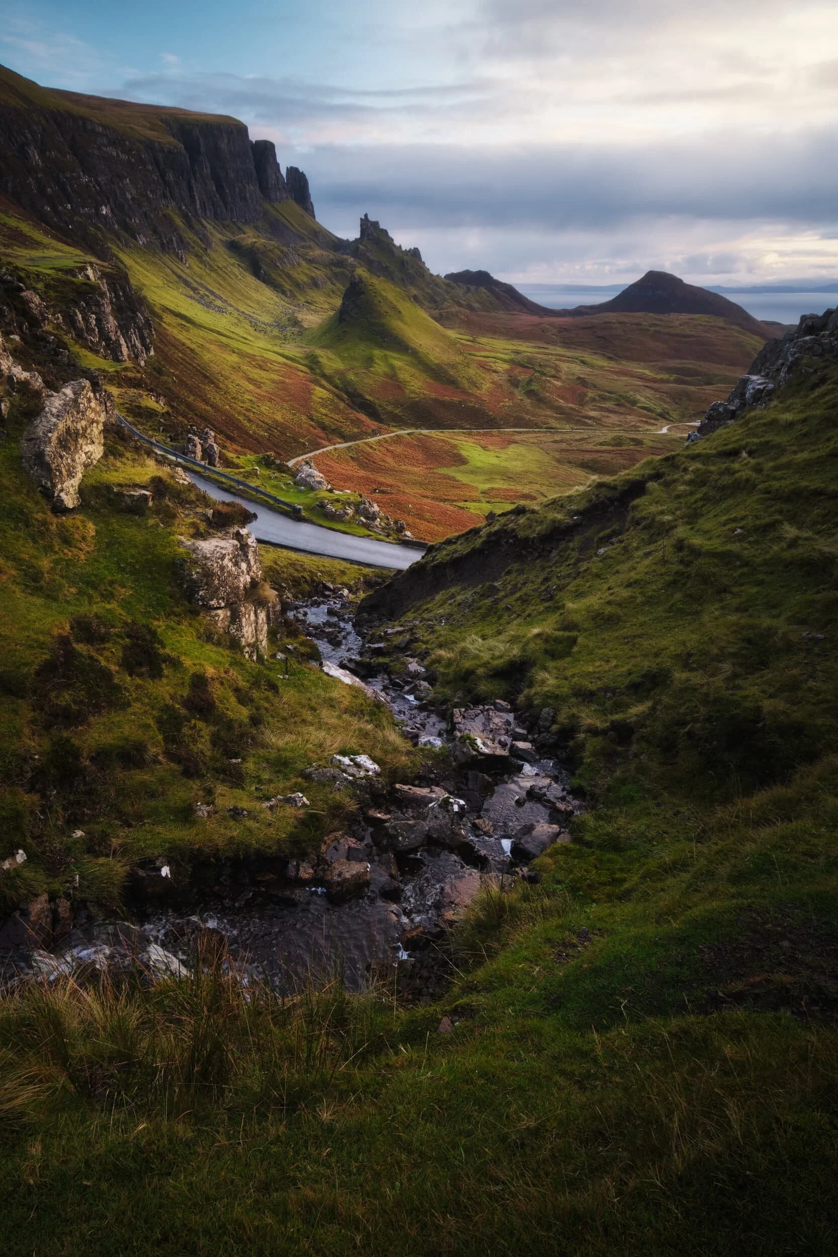 As we clamber back down the ridge we cross a meandering little stream, which I use as a leading line towards the northern section of the Quiraing. Those rock formations just don’t seem real.