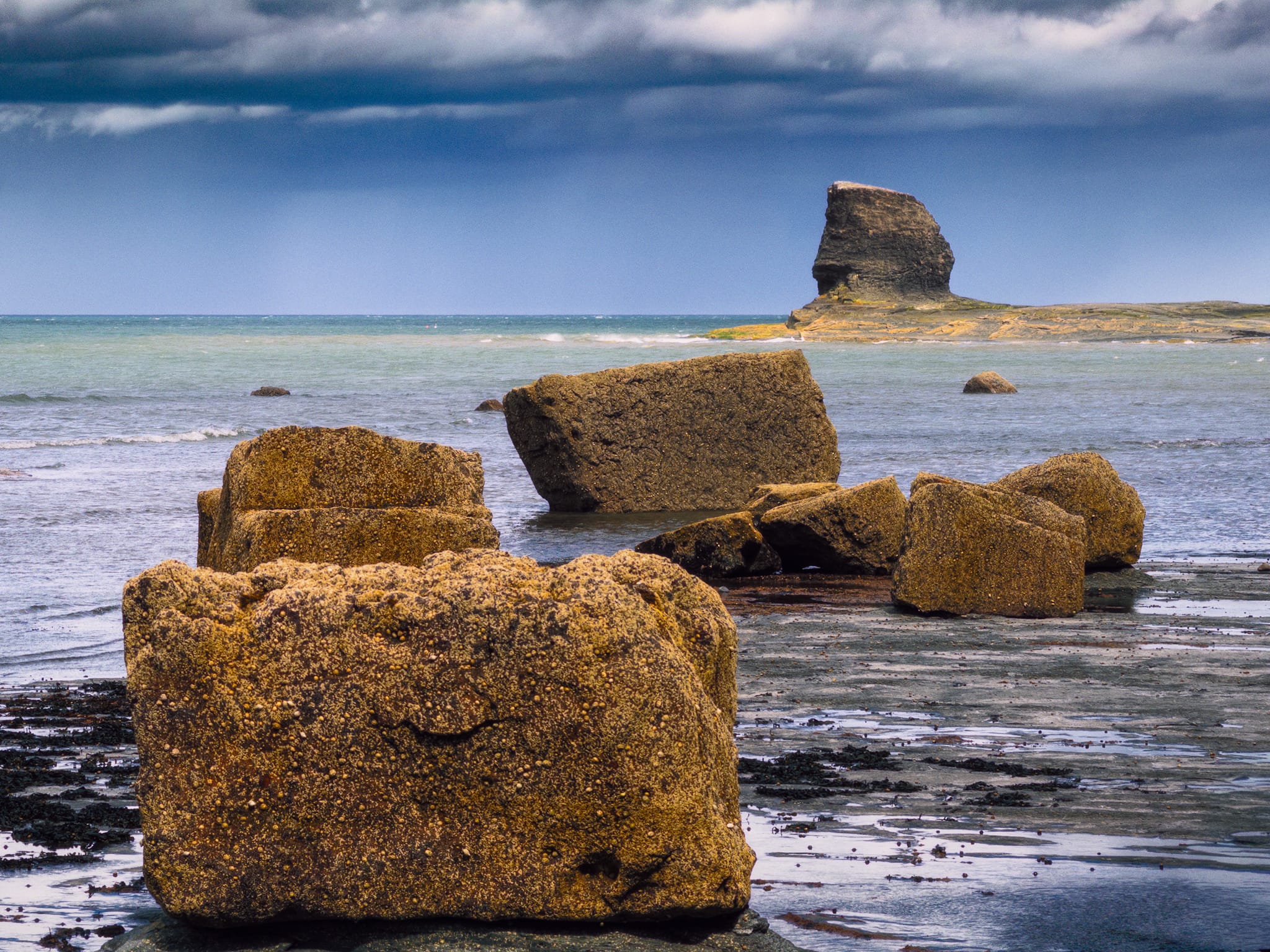 Upon dropping down into the bay via the steep cliff path, I immediately made a beeline towards Black Nab beneath the bay’s southeastern cliffs. I knew the tide was out and starting to come in, so I endeavoured to “nab” as many compositions near Black Nab as I could.