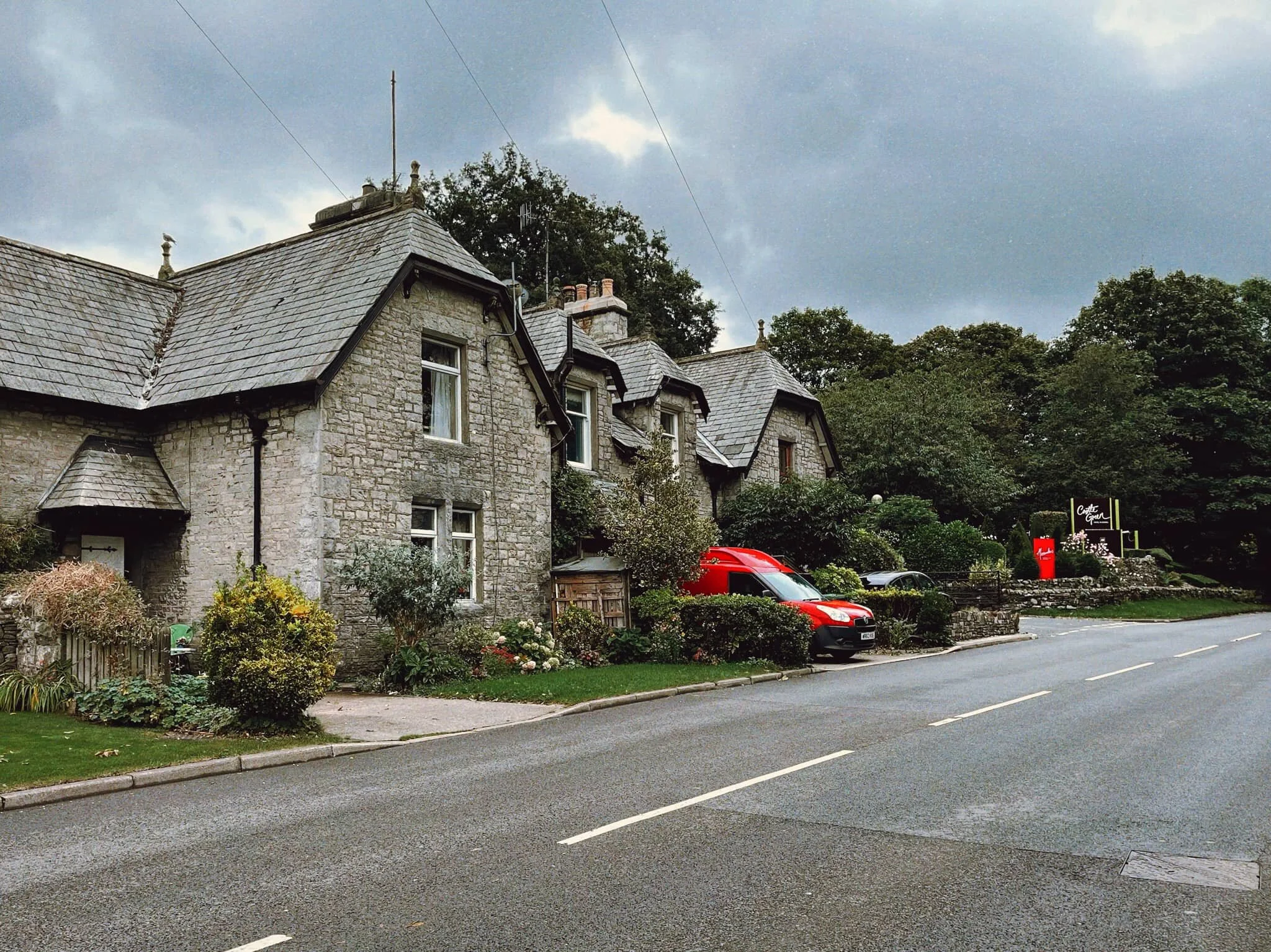 Near Castle Green Hotel, these houses always catch my eye. I love their shape. Almost like a Dutch barn.