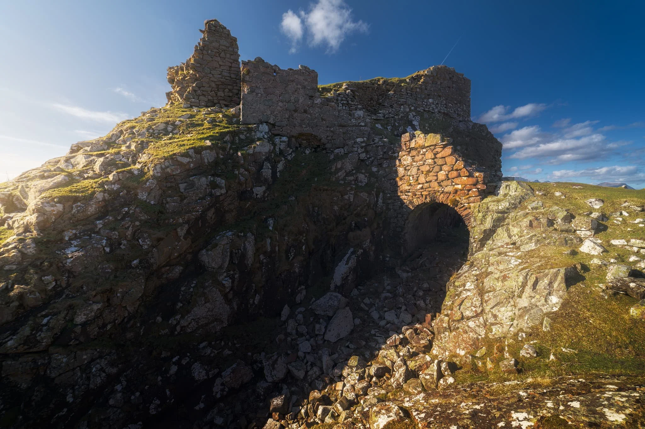 Dùn Scaich castle sits atop a crag on the Tokavaig coast, given near 360 views of its surroundings. It would’ve once been possible to enter the ruins across the arched footpath, but the floor of it has collapsed. The fortress is alternatively referred to as the