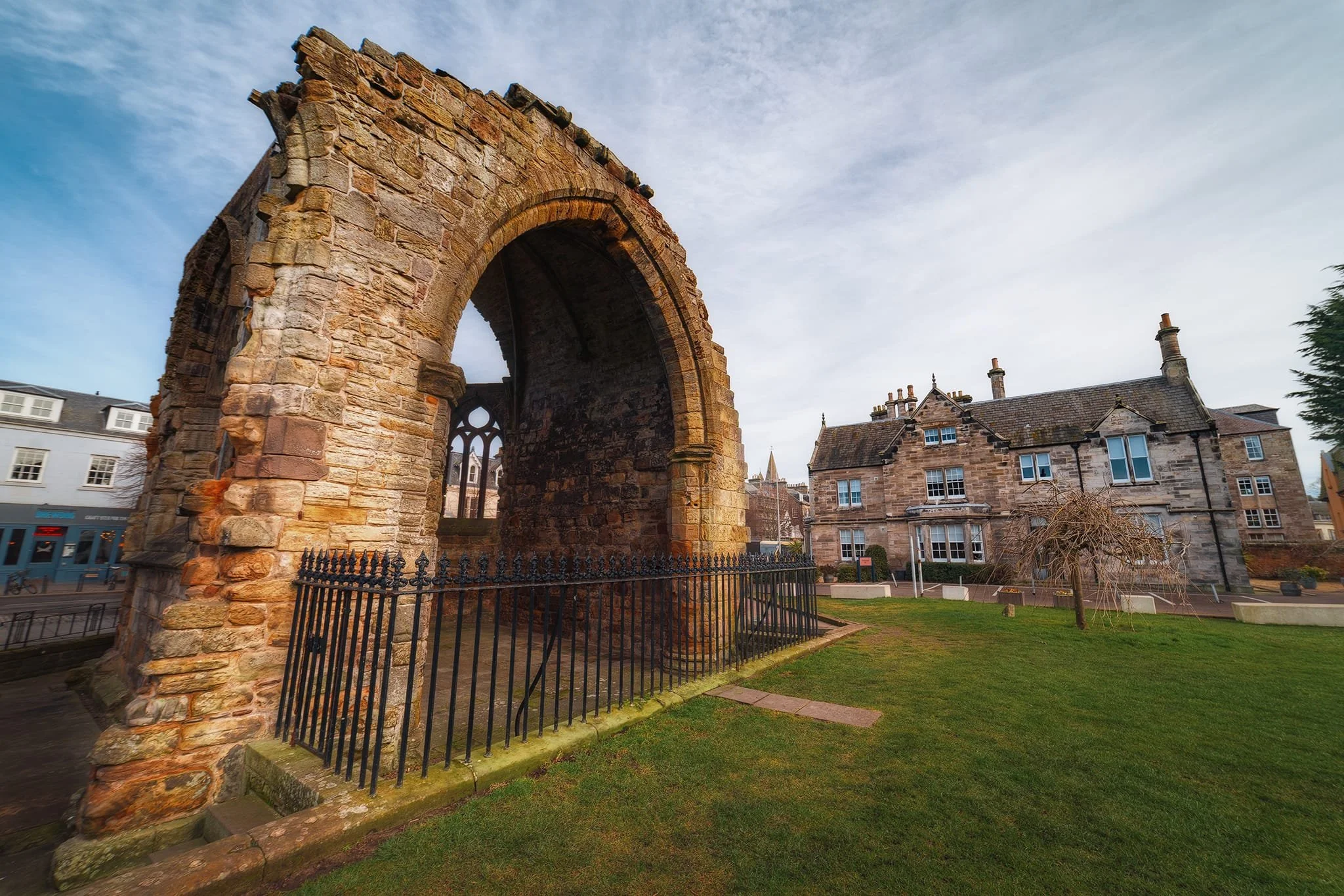 This is the ruined apse of the Dominican friary, Blackfriars, which can be seen on South Street. The friary was founded in the mid-15th century. By the mid 1500s, Protestant reformers expelled the friars. This chapel is all that remains of the friary.