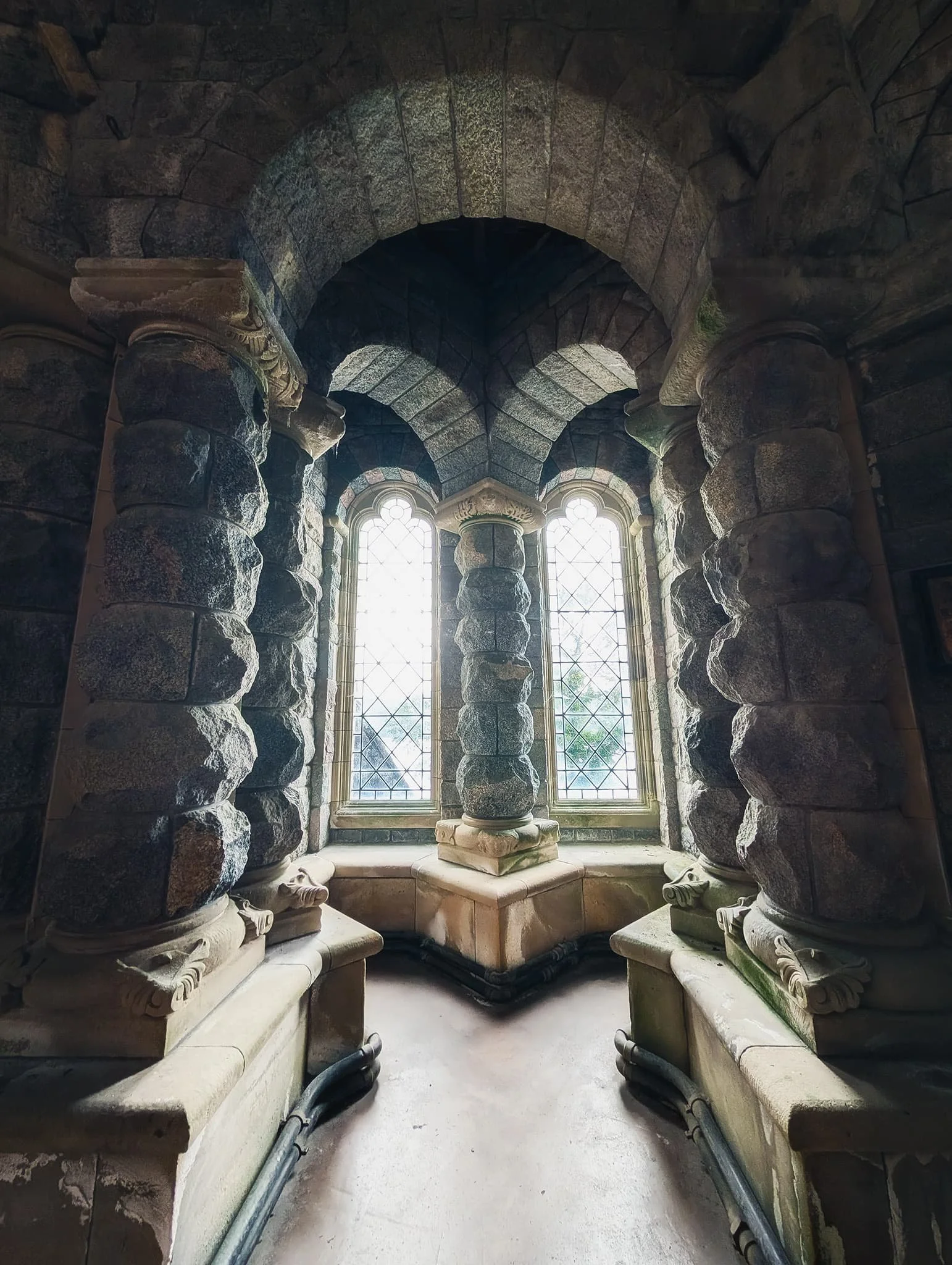 Campbell made use of large unsmoothed granite boulders from the nearby mountain Ben Cruachan in order to create pillars and arches.