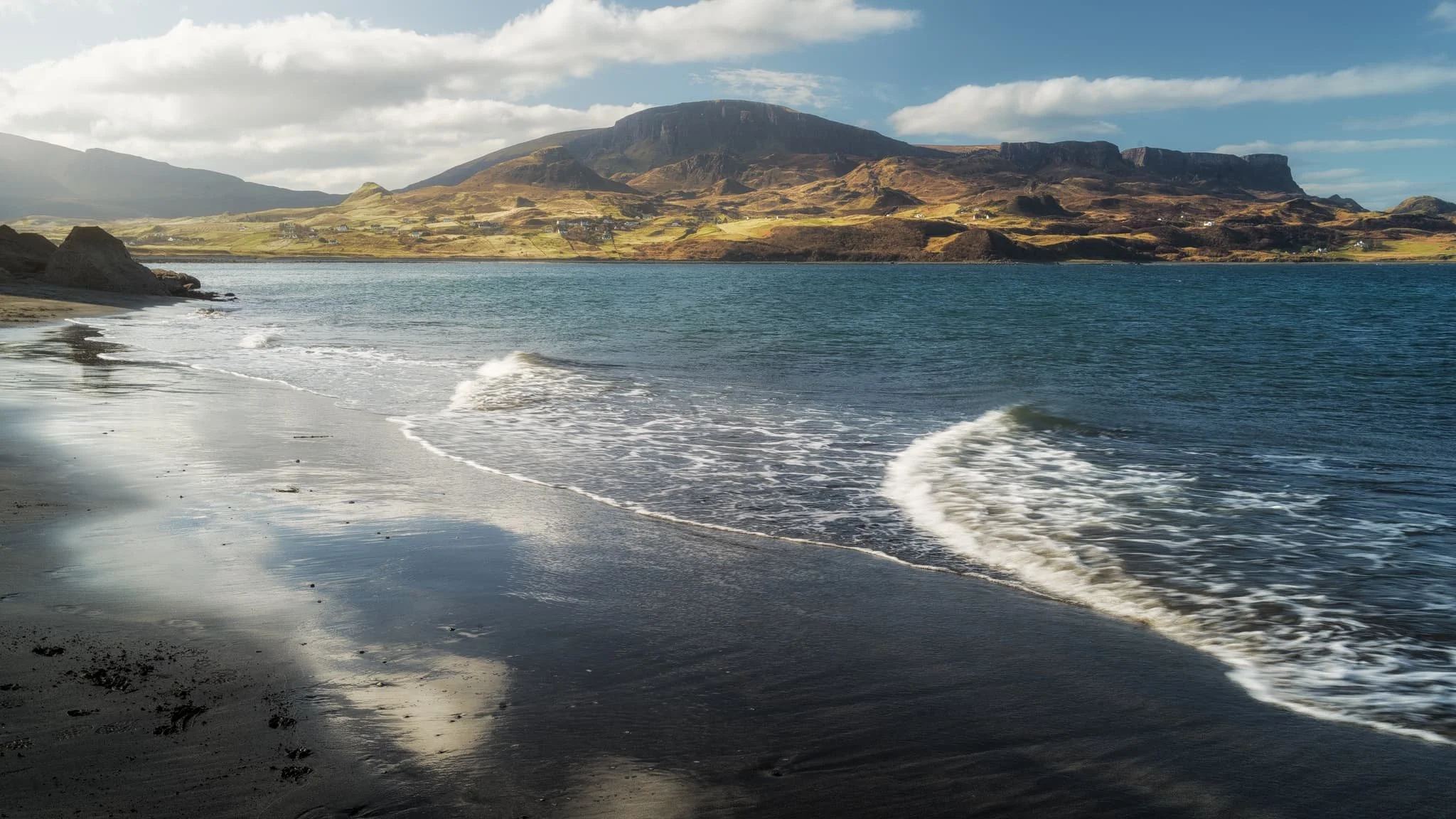 At the far northwestern edge of the beach, a crackin’ view of the Quiraing opens up. I relied on the sensor stabilisation of my camera to slow down the shutter as much as possible at f/22, whilst still getting a relatively sharp image. The result came out alright.