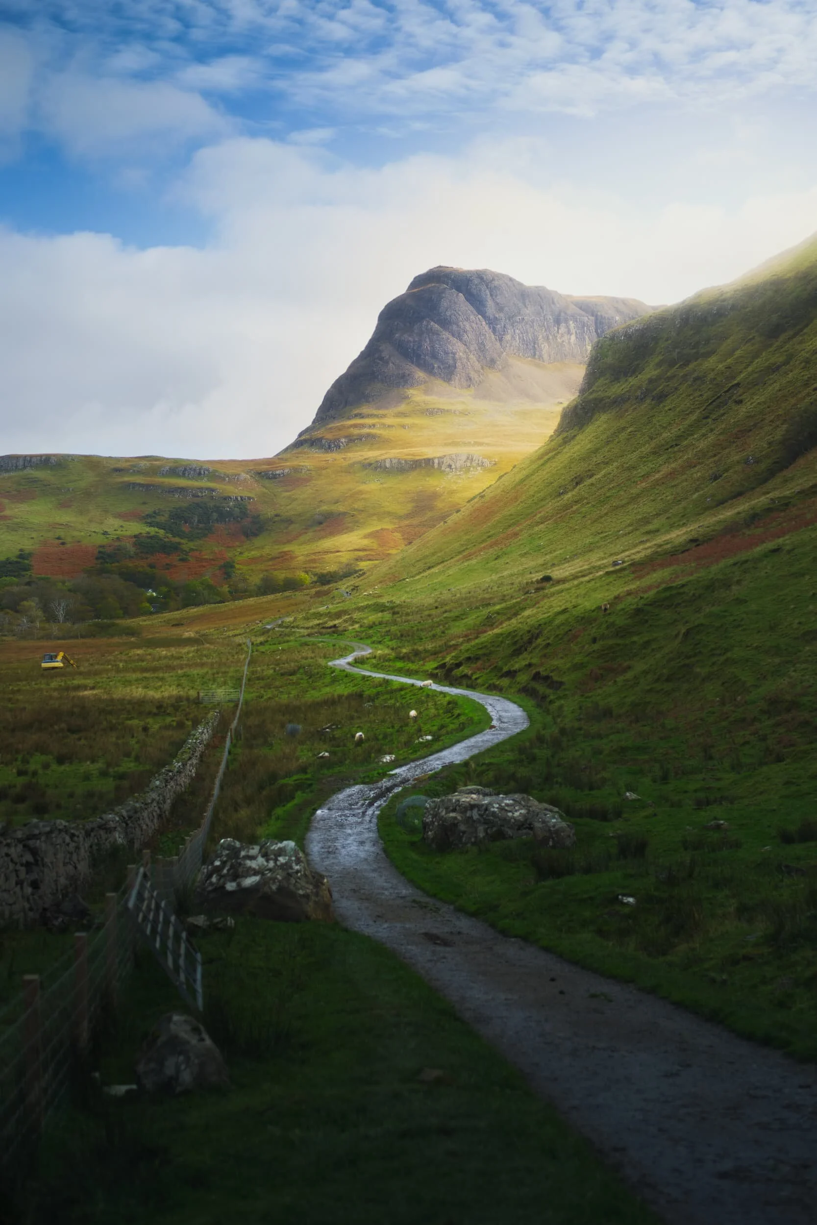 This is the path one takes to reach Talisker Bay from further inland. The remarkable knuckly hill is Preshal More (324 m/1,062 ft).