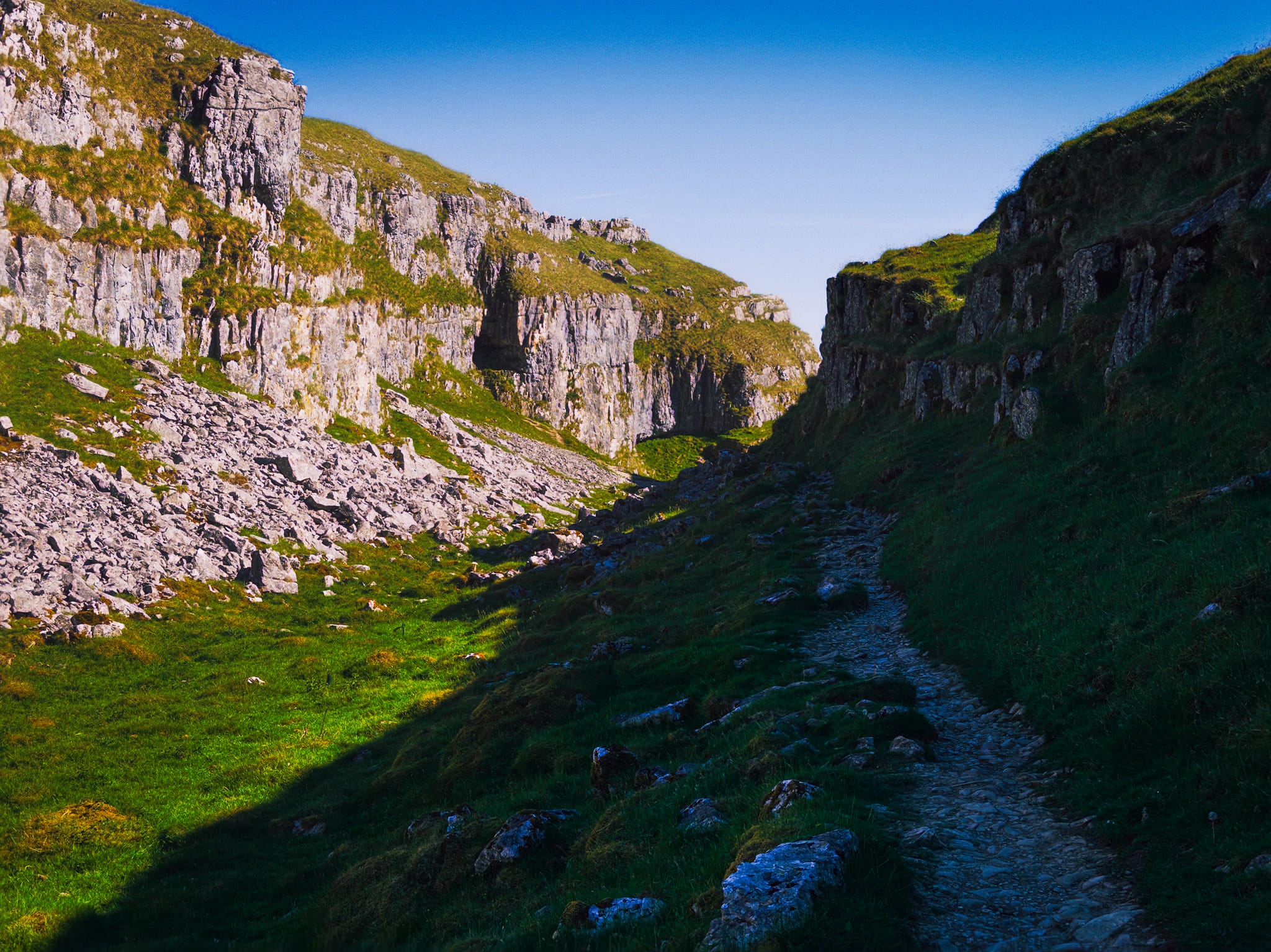 Evidence of the prehistoric river abound, as limestone crags were sheared and smoothed away, the river carving a narrow gorge.